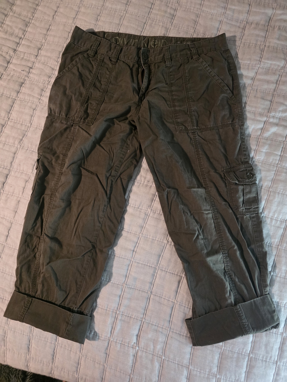 Calvin Klein Jeans Women's Cargo Pants in Olive